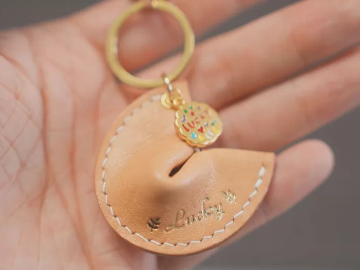 lucky幸运小饼干：纯手工皮质挂件，解锁你的幸运符！