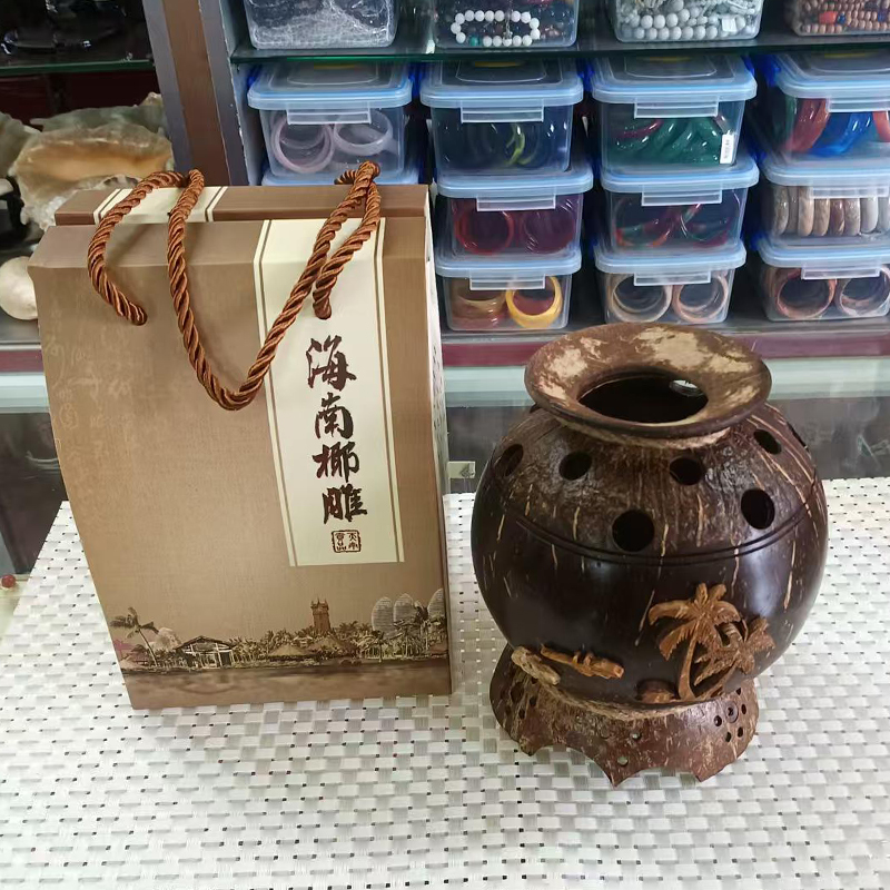 海南椰雕工艺品摆件：天然椰子壳笔筒，雕刻艺术的馈赠佳品