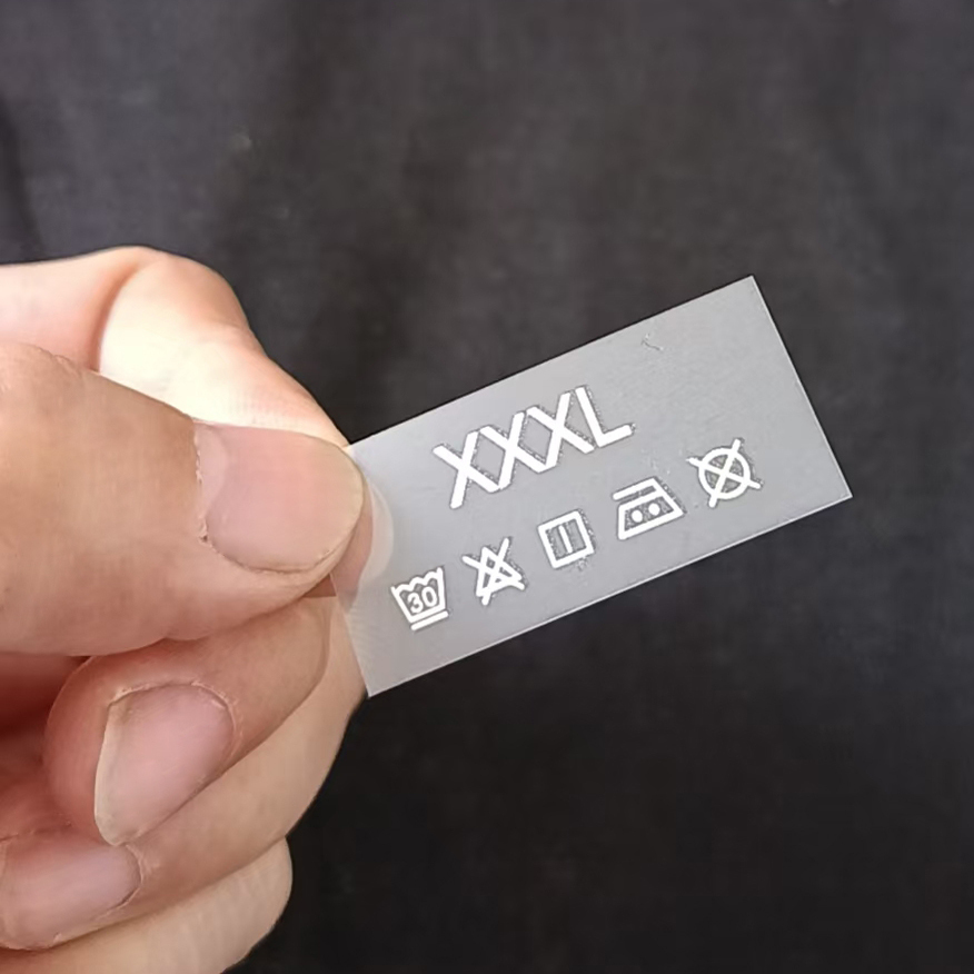 现货烫标大揭秘：热转印水洗标logo服尺码标内衣熨烫标白墨烫画领标全解析，定制你的专属印记！