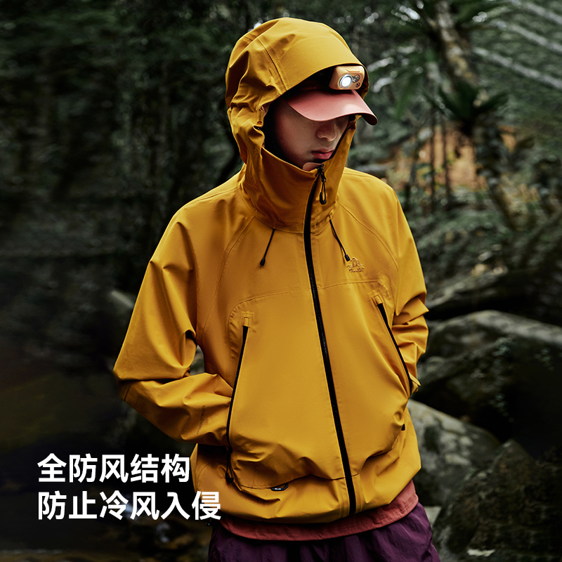 拓路者 vs 伯希和：哪款冲锋衣更适合你的户外探险之旅？