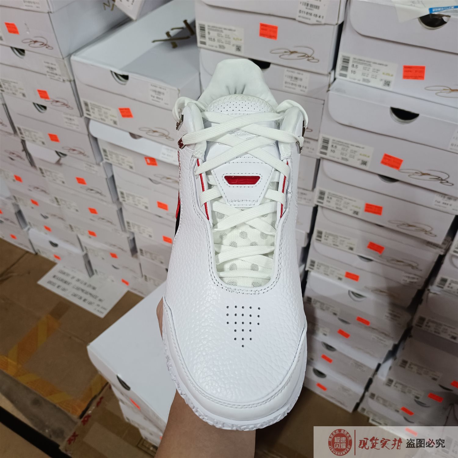 Nike LeBron詹姆斯篮球鞋：秋季实战必备，轻便抗扭新选择