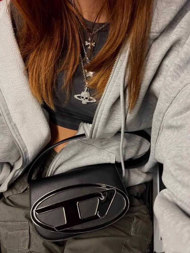 出口韩国小众设计女包：撞色单肩斜挎复古马鞍包，腋下包小包，如何成为潮流新宠？
