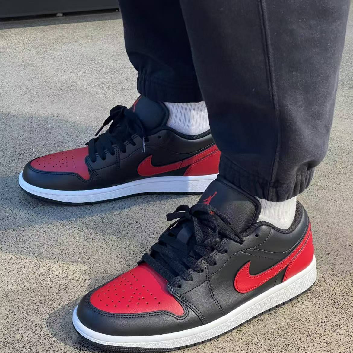 Nike Jordan 1 Low黑红禁穿：潮流与舒适的完美结合，男子休闲必备！