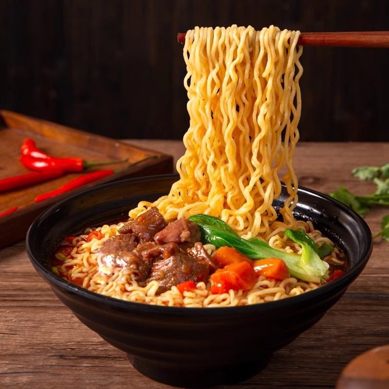 白象方便面：经典桶装速食，寝室夜宵必备神器！