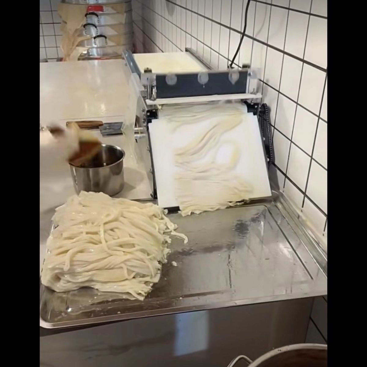 全自动小型河粉机：广东地道美食的家常制造神器！