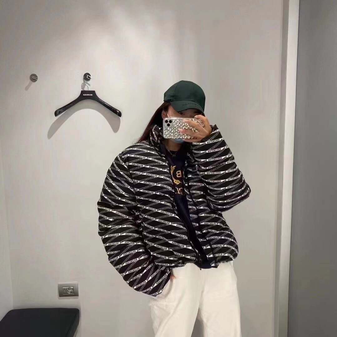 巴黎世家24款羽绒服有哪些设计亮点？