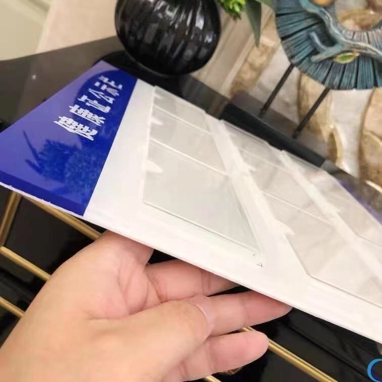营业执照+健康证二合一公示牌：让食品安全透明化，放心吃喝每一天