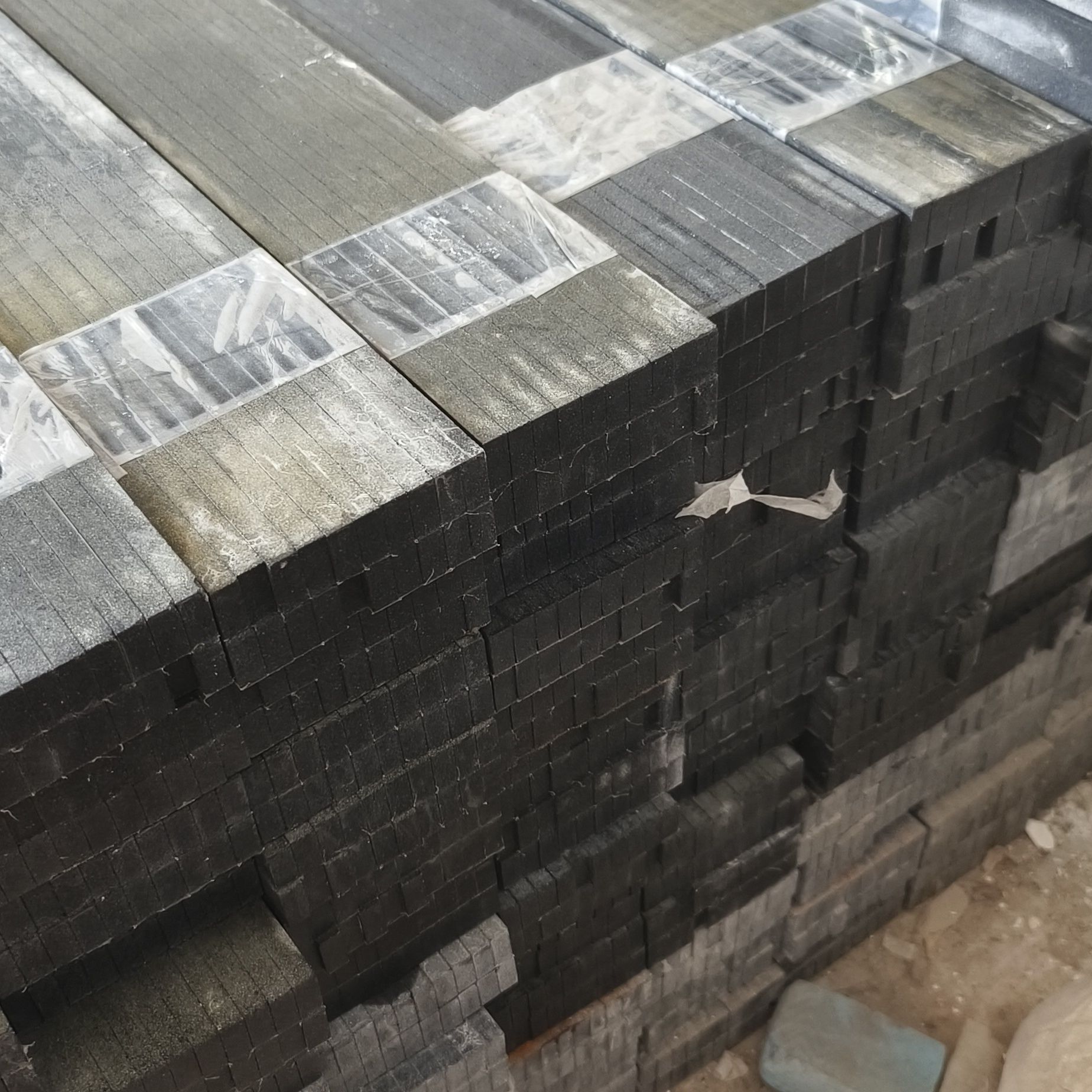 定制人造大理石水磨石分隔条：黑红灰地面分格条的美学革命