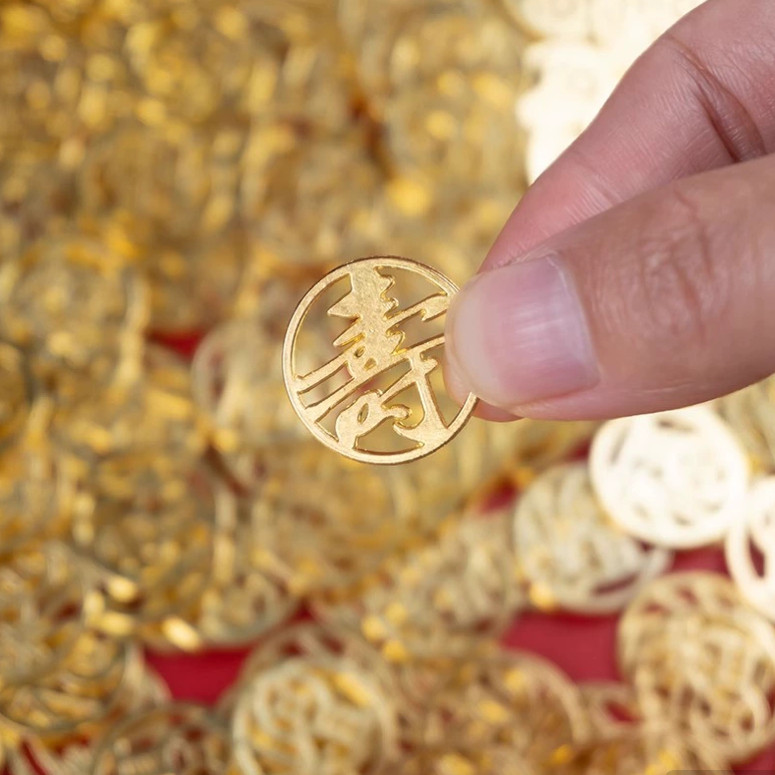 五毛硬币喜字装饰如何提升婚礼现场氛围?