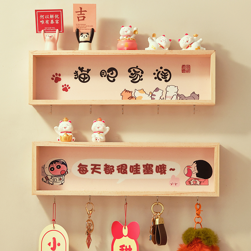 幼儿园木工坊环创：如何用木制飞机、卡车、坦克和古井摆件打造梦幻墙饰？