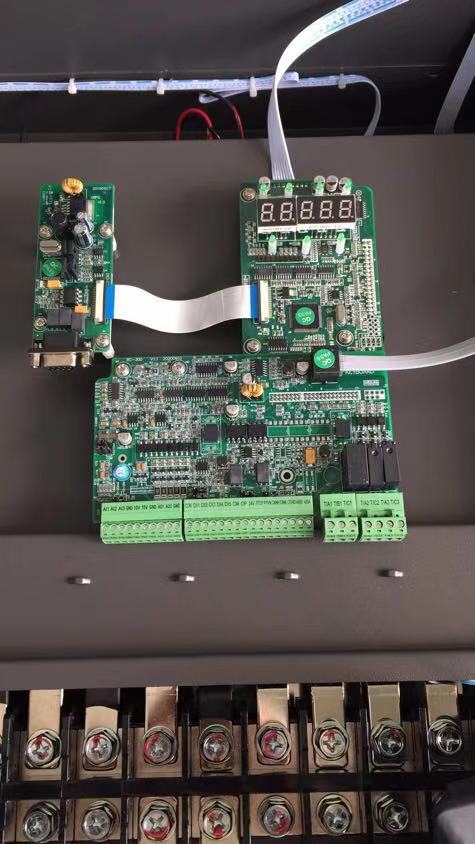 奇佐注塑机专用变频器：解锁高效节能新境界，从11KW到95KW全解析