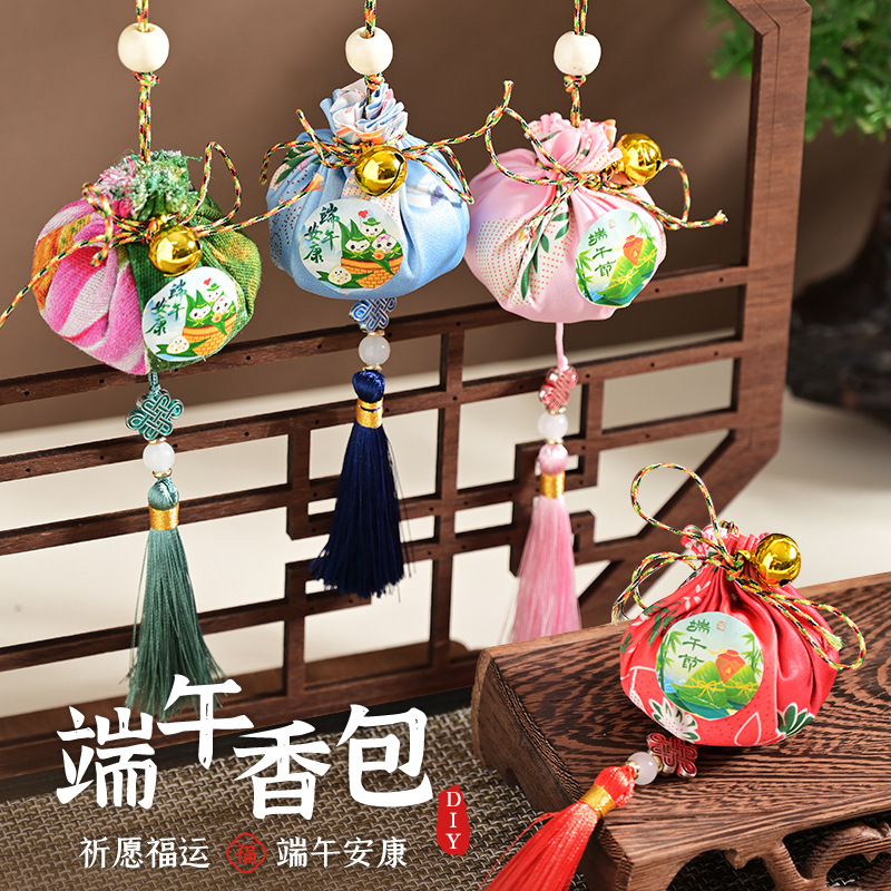 宝宝周岁百天必备！这款刺绣项圈太香了！虎头锁+香囊挂脖，妈妈们冲！