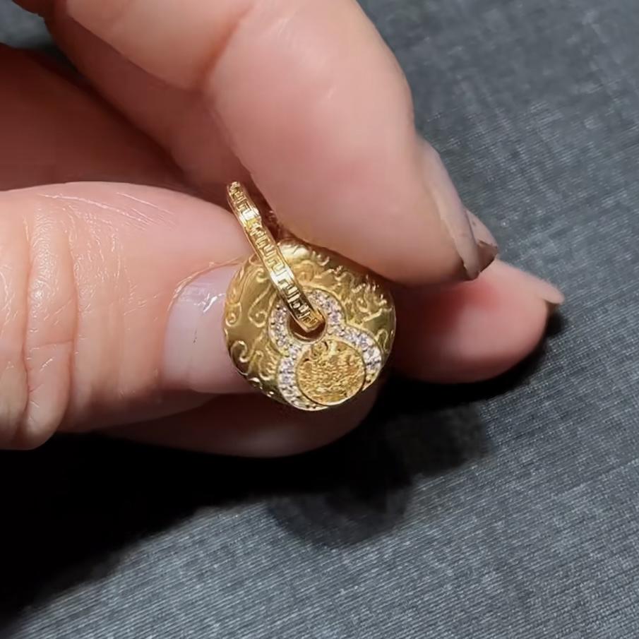 周大福新款传承福禄运转足金黄金葫芦钻石耳钉RU1036，让好运环绕你的耳朵✨