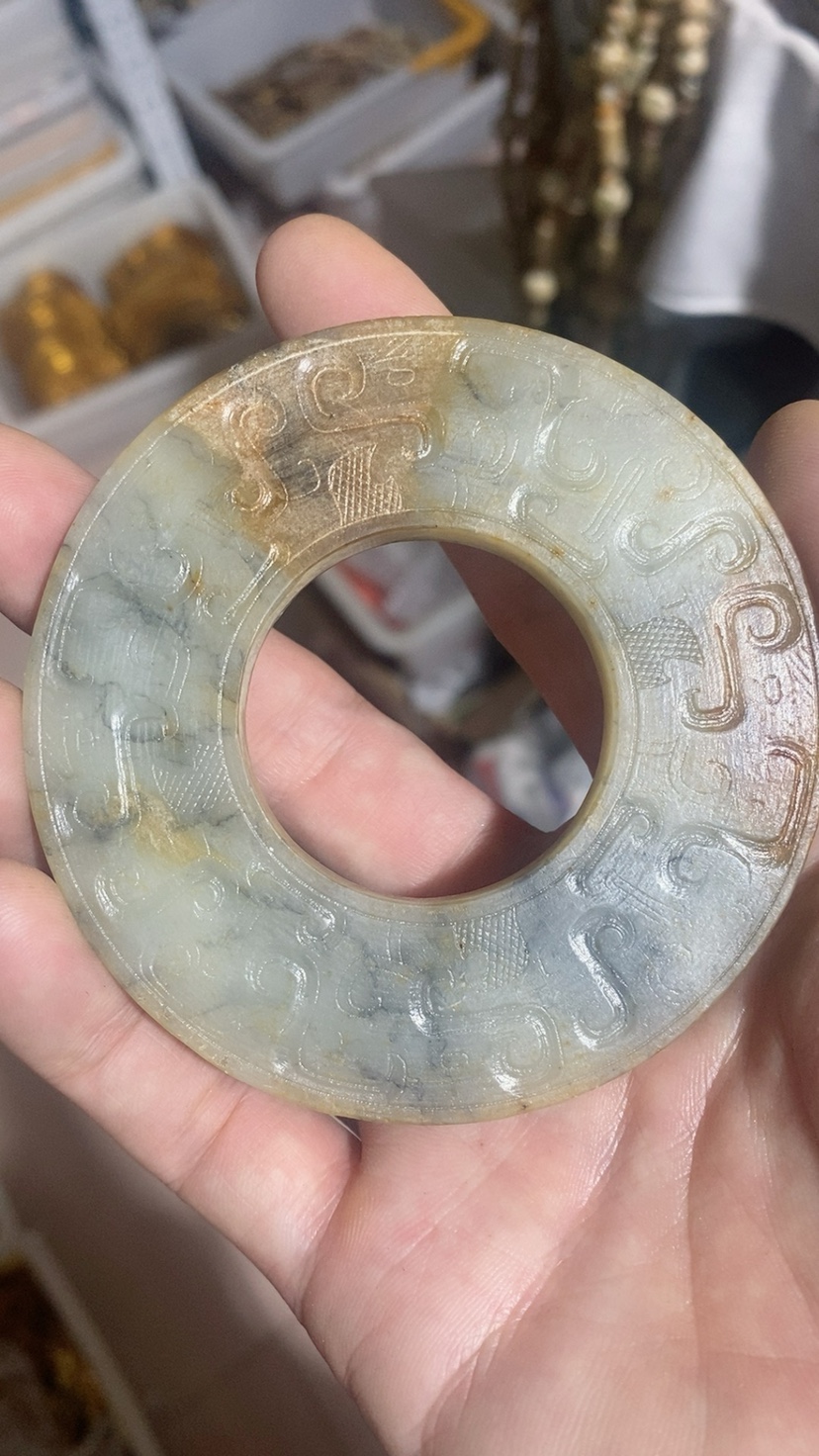 和田青花草花纹圆玉牌：穿越千年的古玩之美，仿汉玉器的现代演绎