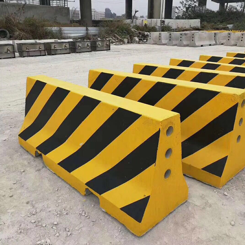 公路交通水泥墩：守护安全的黄黑巨人，小区公园物业必备神器！