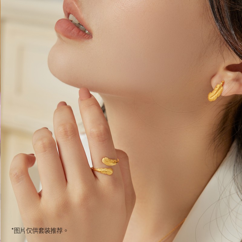 周生生航海王联名路飞耳钉：单边设计太上头！89619E定价曝光