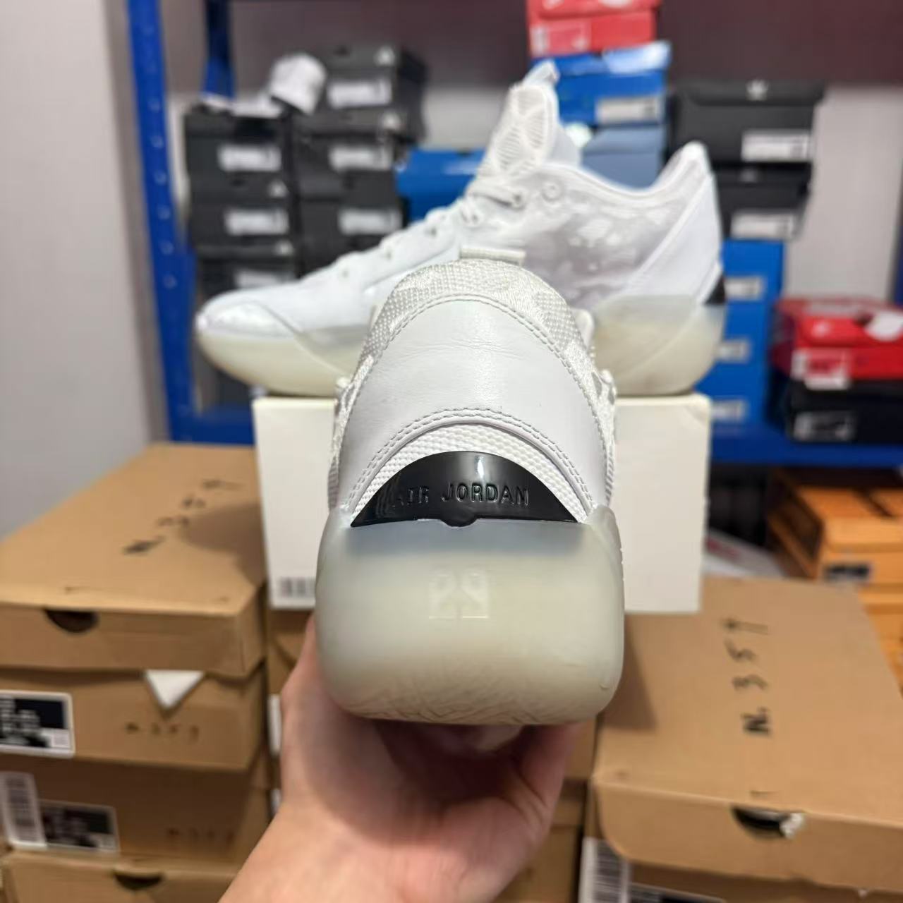 AIR JORDAN 39 AJ39首发白银：男子中帮实战篮球鞋，篮球场上的新宠