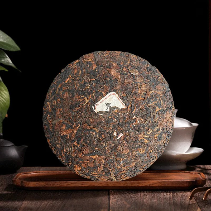源头茶厂普洱茶：老班章头春古树纯料，探寻普洱熟茶饼的神秘之旅！