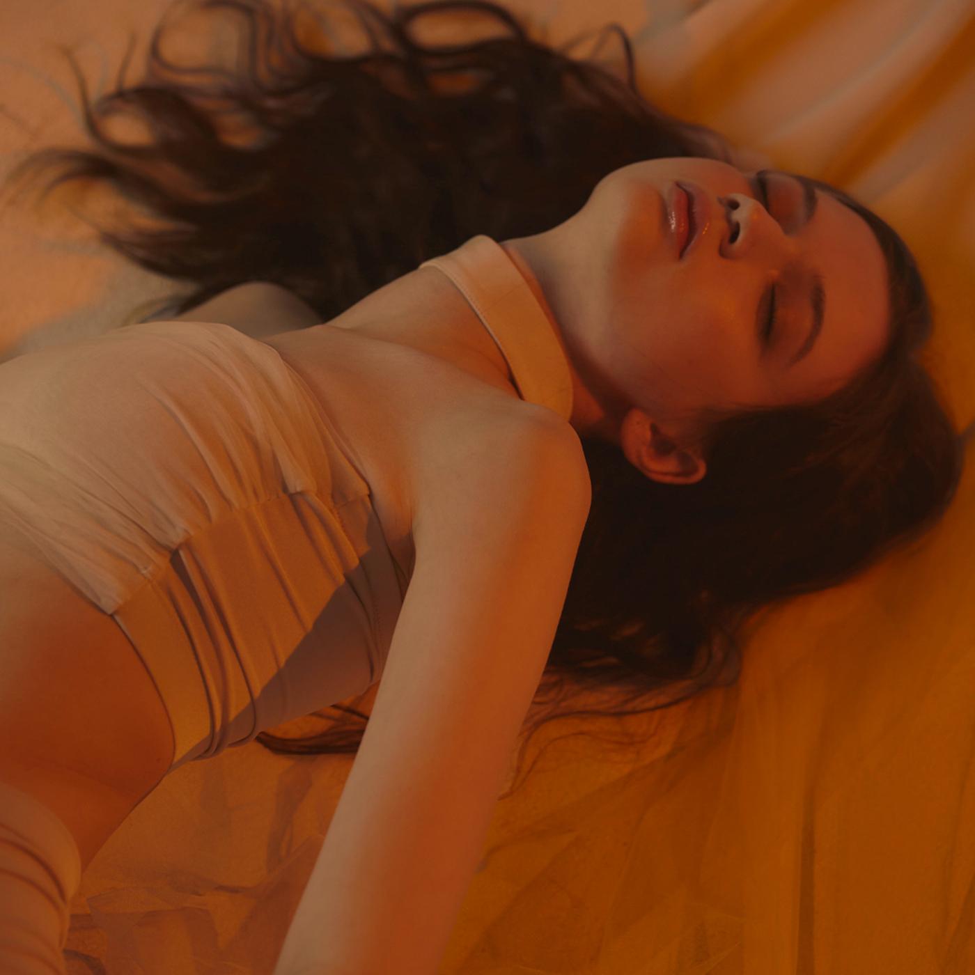 钢管舞服装内衣女：网纱美背文胸吊带套装，让你在舞台上大放异彩！