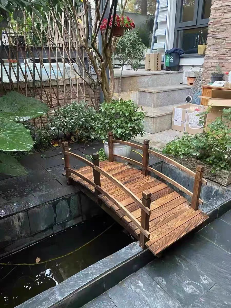 防腐木小木桥：庭院花园中的梦幻之桥，打造童话般的户外空间！