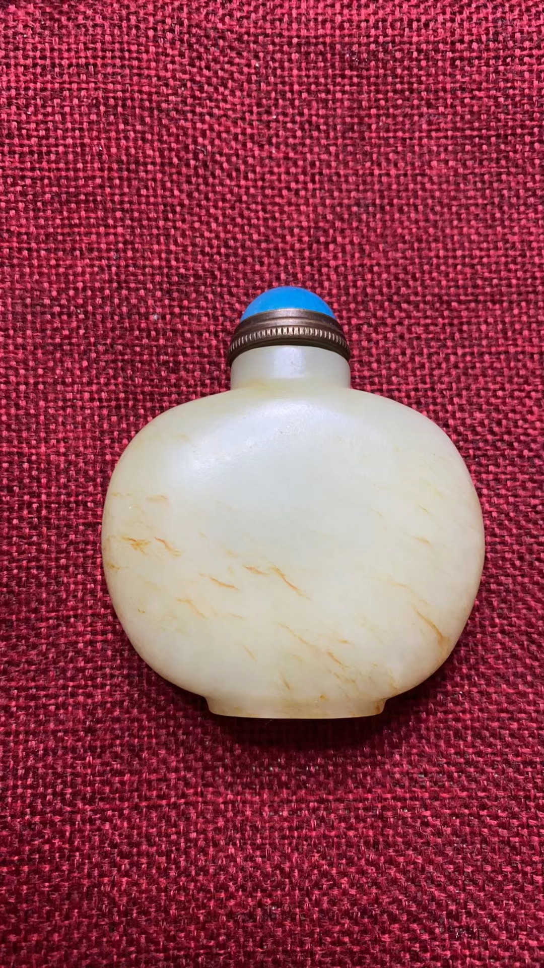 清代和田白玉籽料福纹鼻烟壶佩碧玉盖：穿越时空的艺术珍品