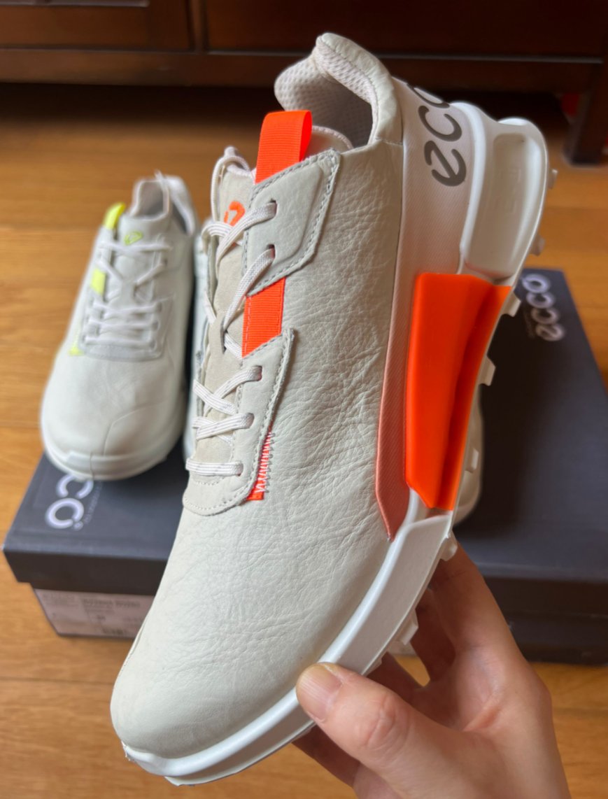 Clarks vs ECCO：谁才是你脚下的完美伴侣？