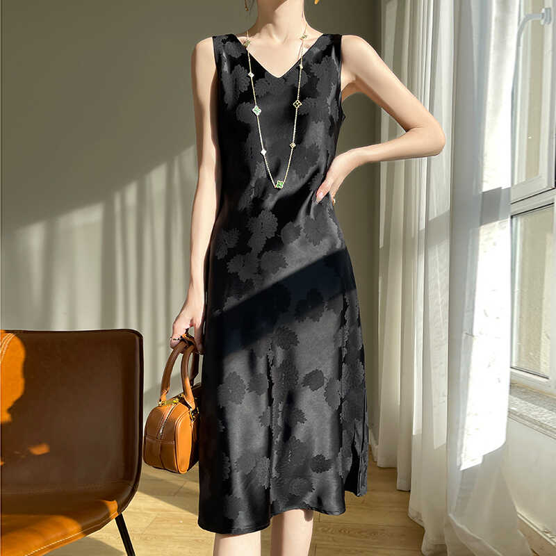 法式黑色缎面吊带，气质粉色宴会年会生日主持伴娘结婚敬酒晚礼服裙，如何挑出你的专属魅力？