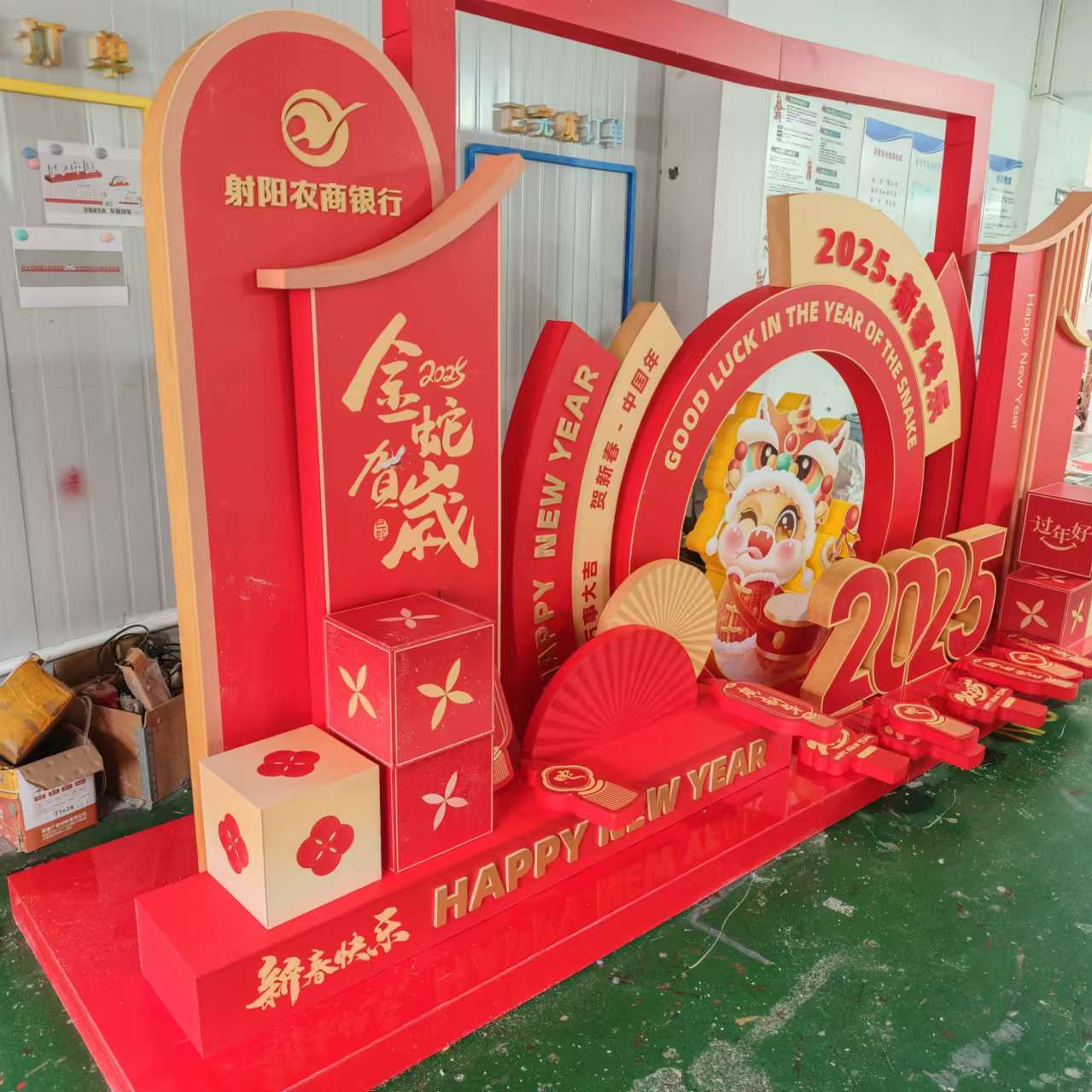 2025新年美陈爆火！银行商场拍照框泡沫立体字定制，太出片了！