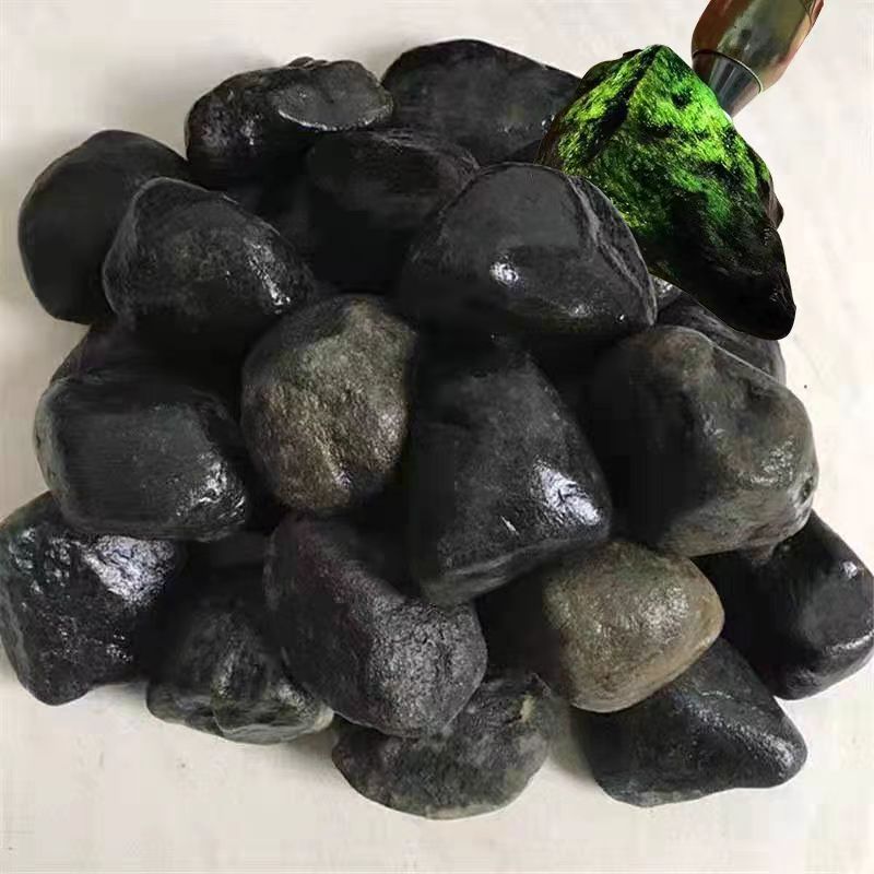 缅甸翡翠原石A货莫湾基敞口练手小料：玉石新手入门必备，精品挂件牌子料大揭秘！