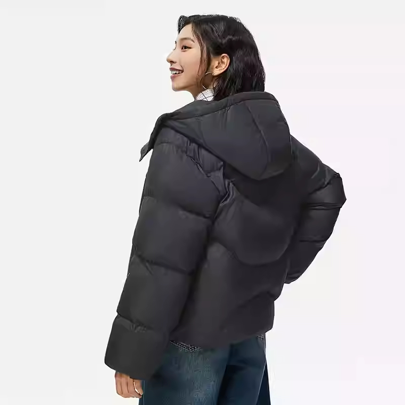 李宁AYMT110-B：冬季潮流新宠，女子宽松鸭绒保暖连帽短羽绒服，穿出温度与态度！