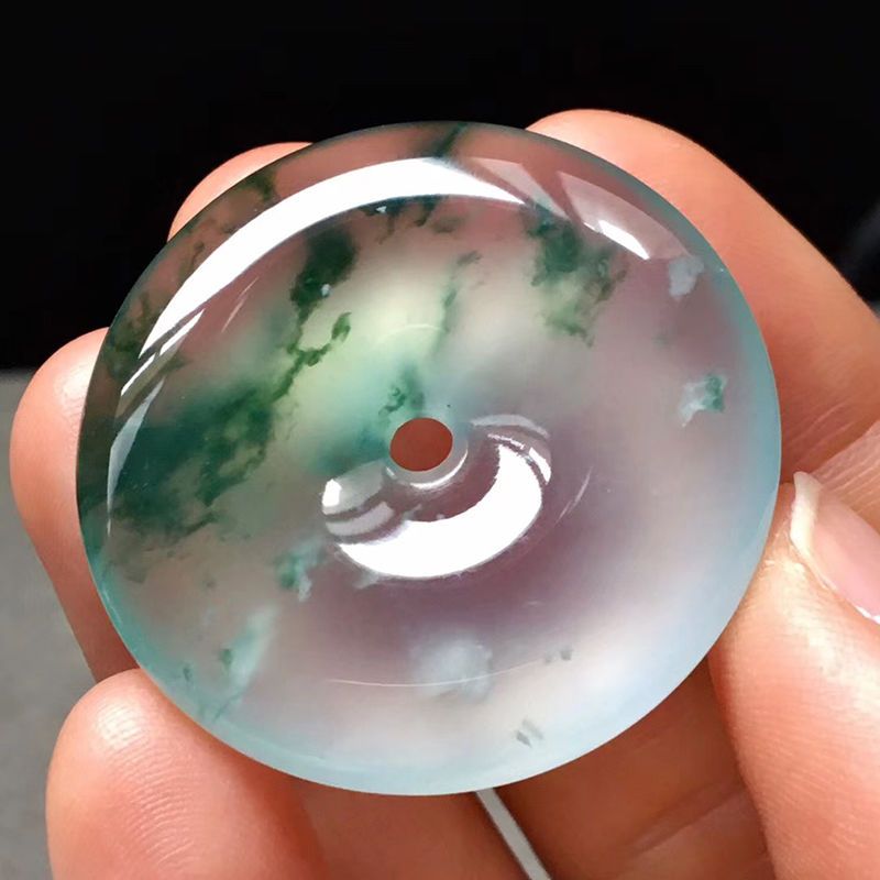 天然翡翠手冰种阳绿飘花挂件：私人定制正品A货，多样选择让你心动不已！