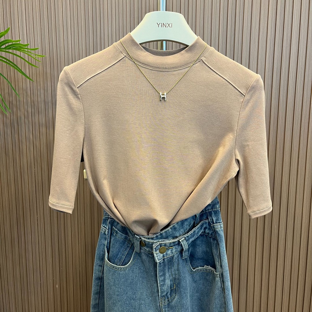 灰色半高领打底衫：春秋季必备，轻松打造显瘦时尚look！
