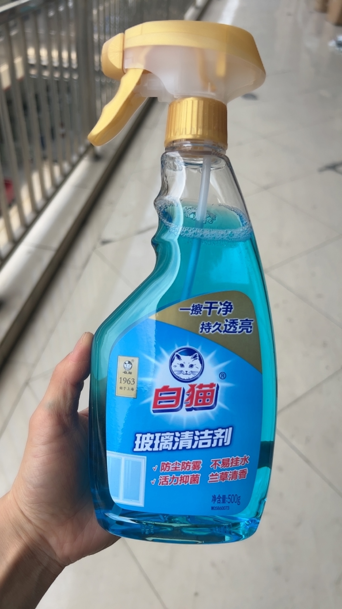 白猫玻璃清洁剂500g：告别水垢污渍，还原透亮视界！