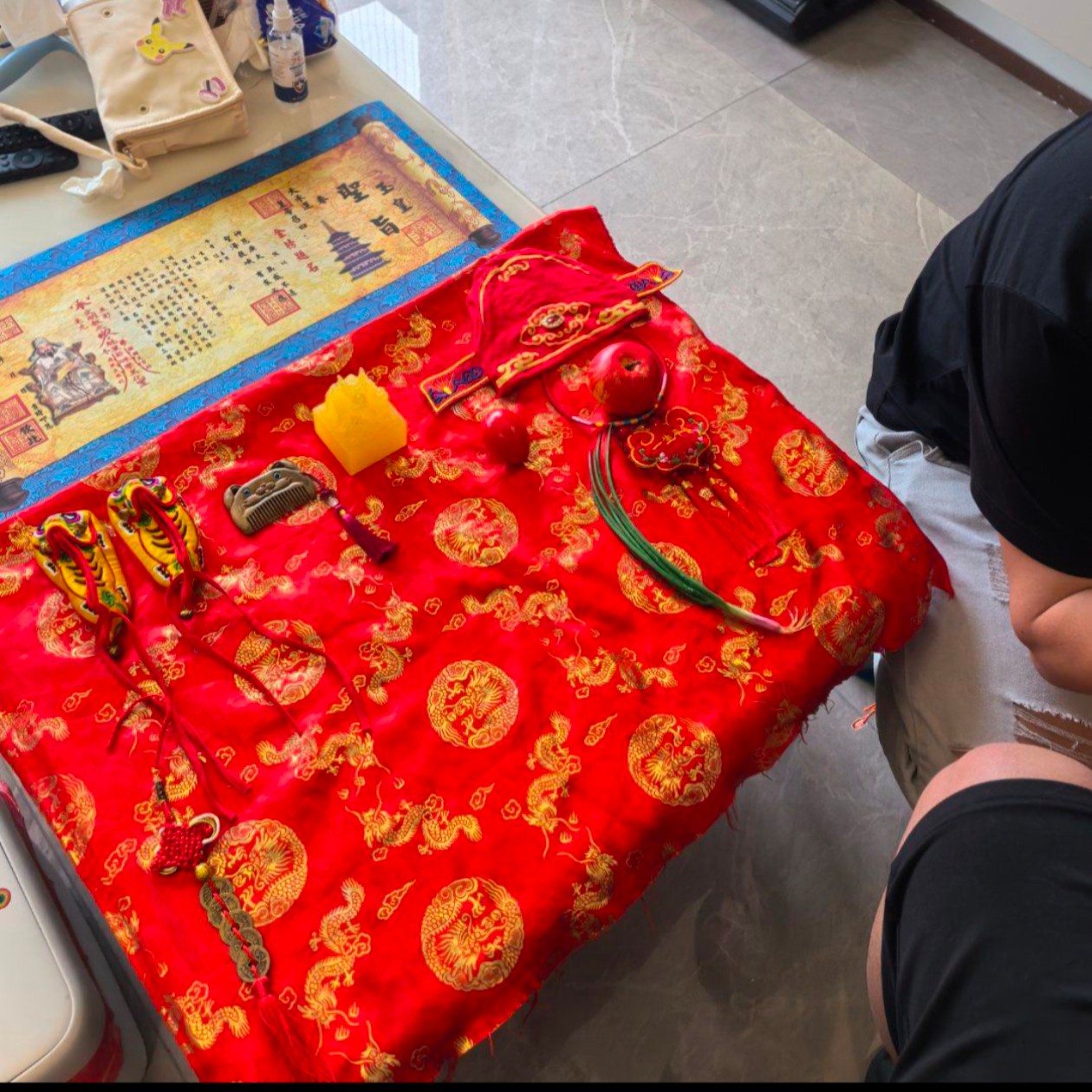 婴儿拍照+广州状元帽皇家仪式理胎发+现场制作檀木牛角胎毛笔，宝宝人生第一套珍贵记忆！✨