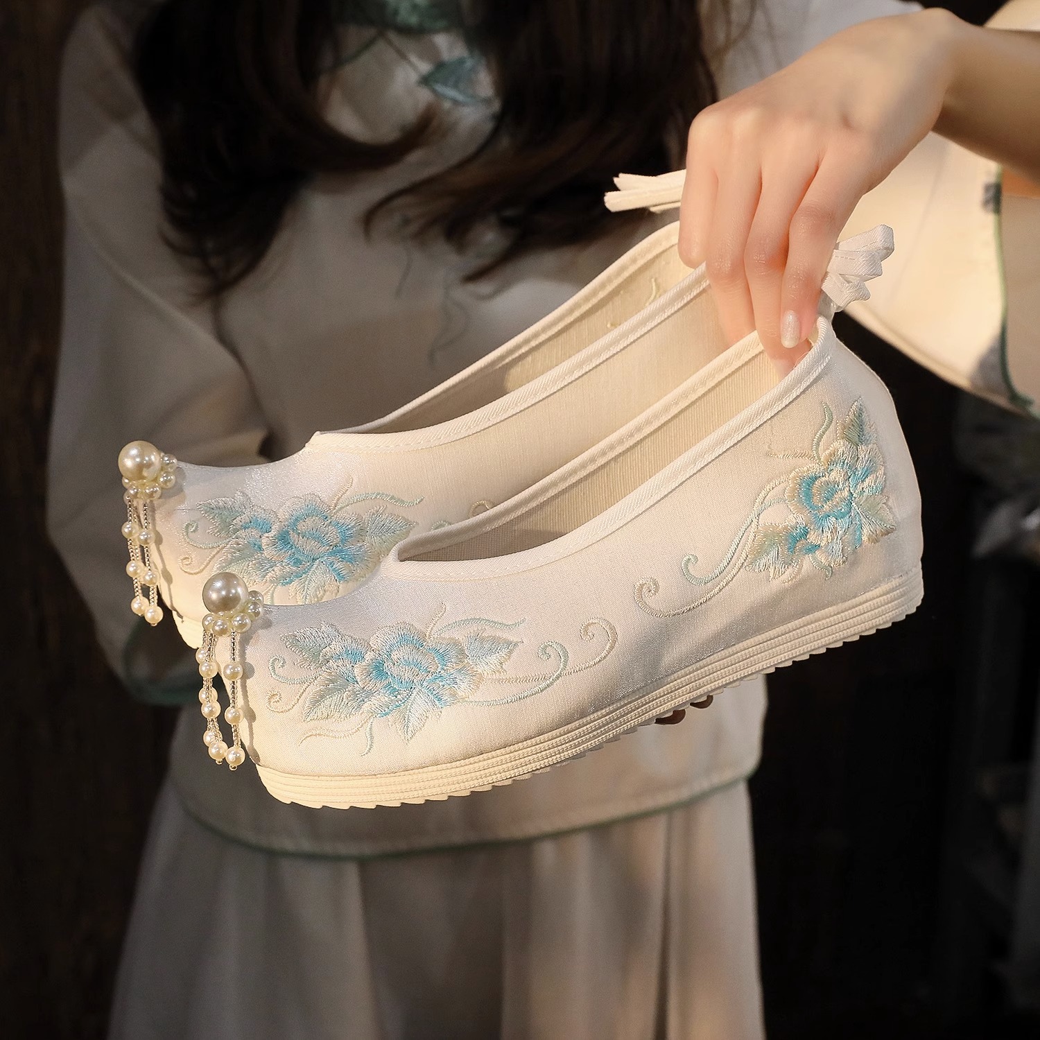 夏季古风汉服鞋：如何挑选一双既有型又舒适的内增高明制绣花鞋？