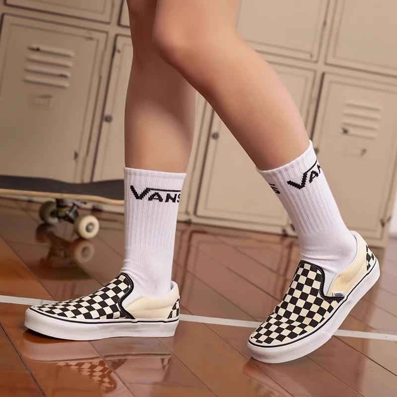 为什么Vans帆布鞋被称为潮流经典？它的档次如何定位？