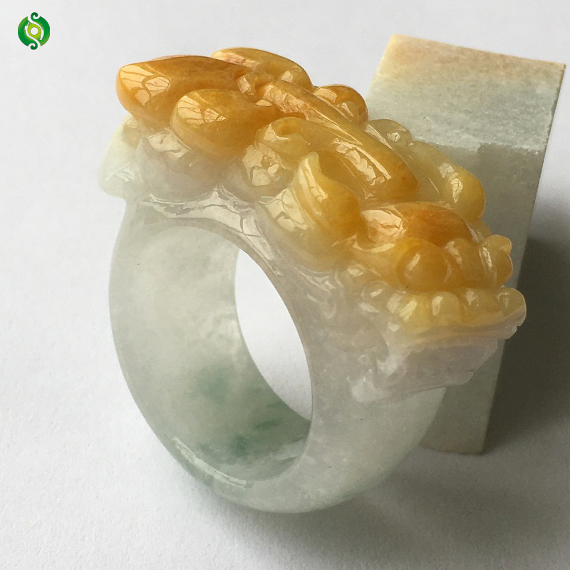 天然冰种翡翠貔貅戒指：女性专属的招财护身神器，红绳编织和田玉版更添神秘魅力！