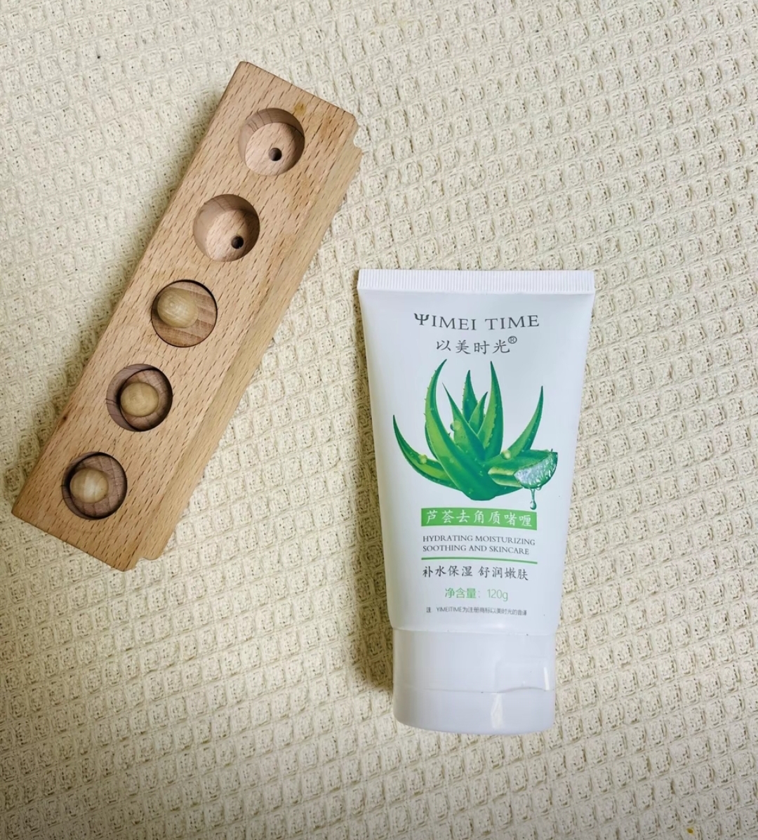以美时光芦荟去角质啫喱：解锁肌肤透亮新境界，告别暗沉不再是梦！