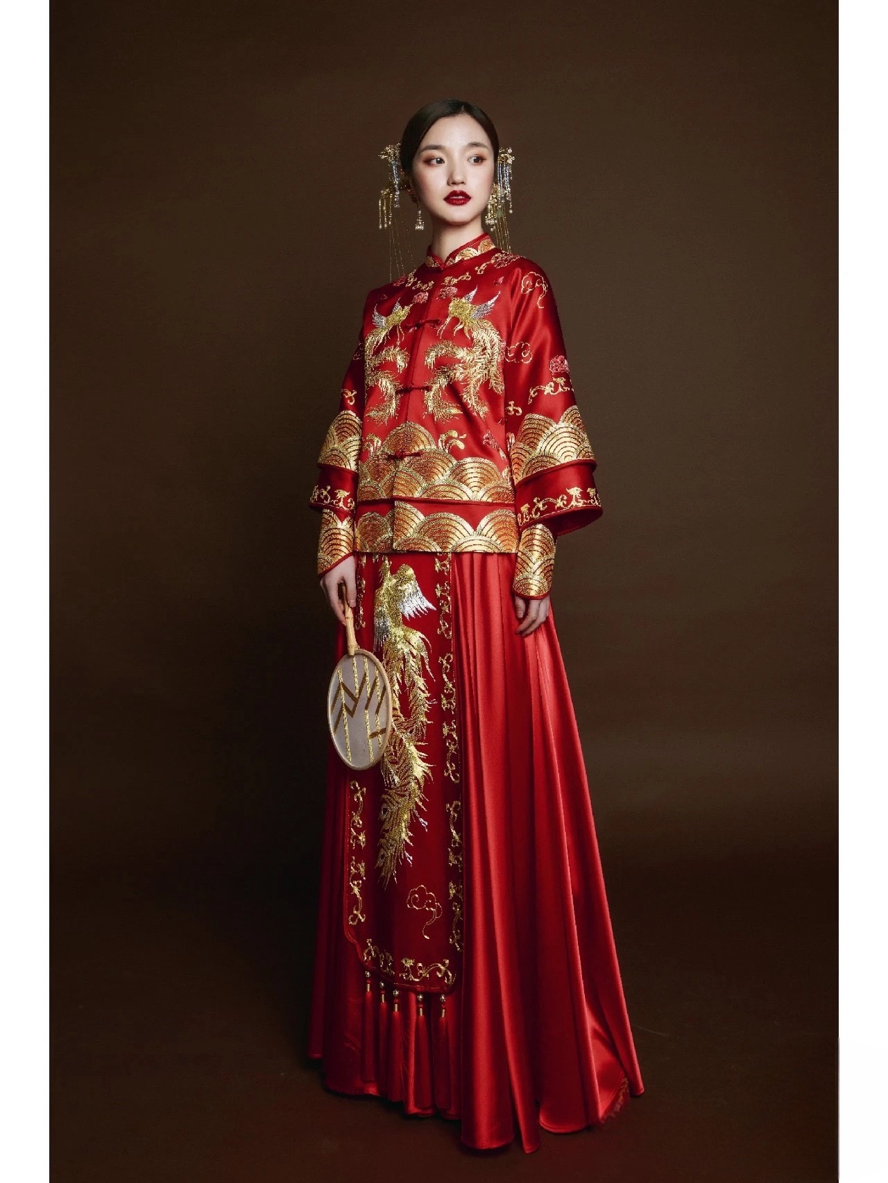 秋季新款长袖真丝刺绣复古风16秀禾服：传统与时尚的完美碰撞，新娘必备婚服攻略！