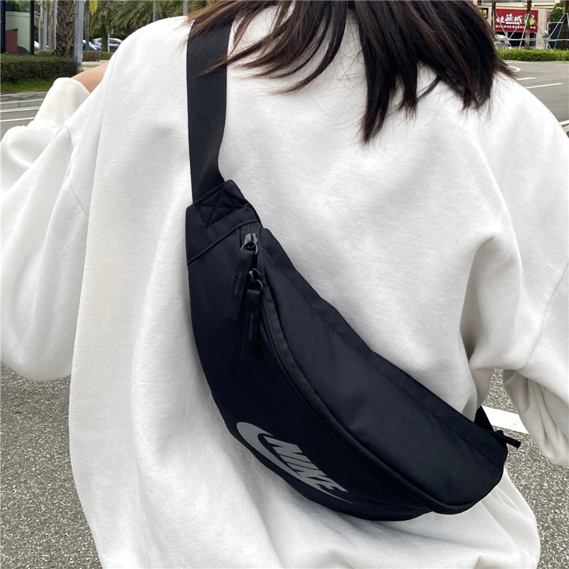 正品耐克NIKE JORDAN满印黑色休闲男女斜挎包FJ6790-010：潮流必备，解锁你的百变造型！