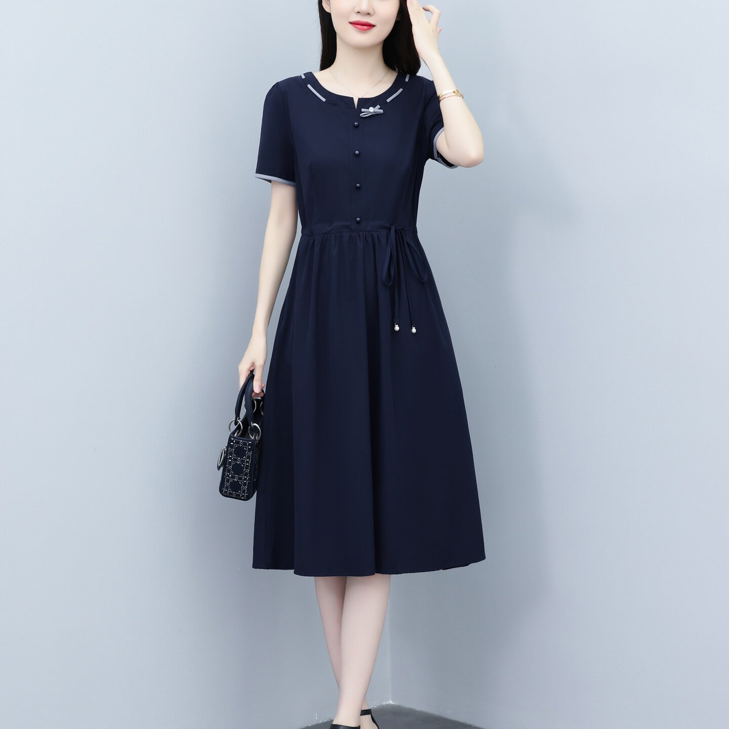 想知道2024年夏天穿什么裙子好看？代购VGRASS维格娜丝正品桑蚕丝连衣裙了解一下！