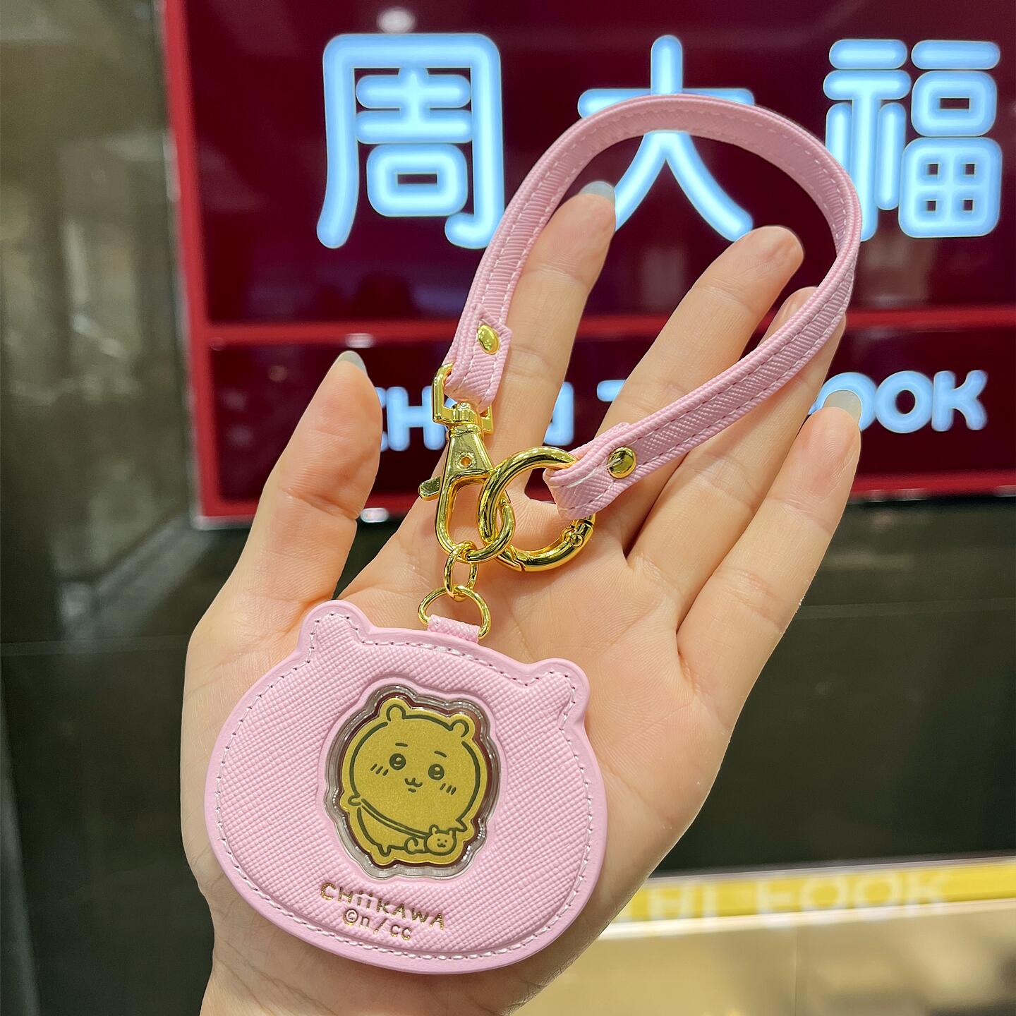 香港周大福x Chiikawa联名黄金金章，乌萨奇小八挂件吉伊卡哇钥匙扣，收藏界的“新宠”！