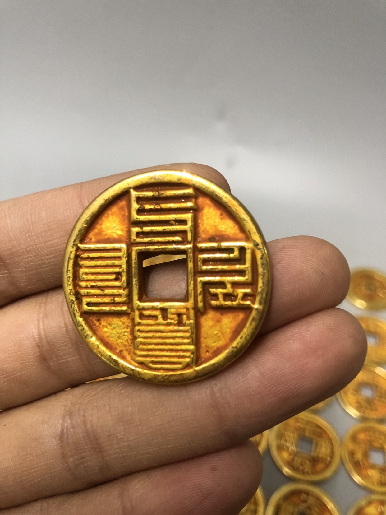 北宋淳化元宝背双佛稀有鎏金币平安钱：古玩铜钱收藏界的璀璨明珠