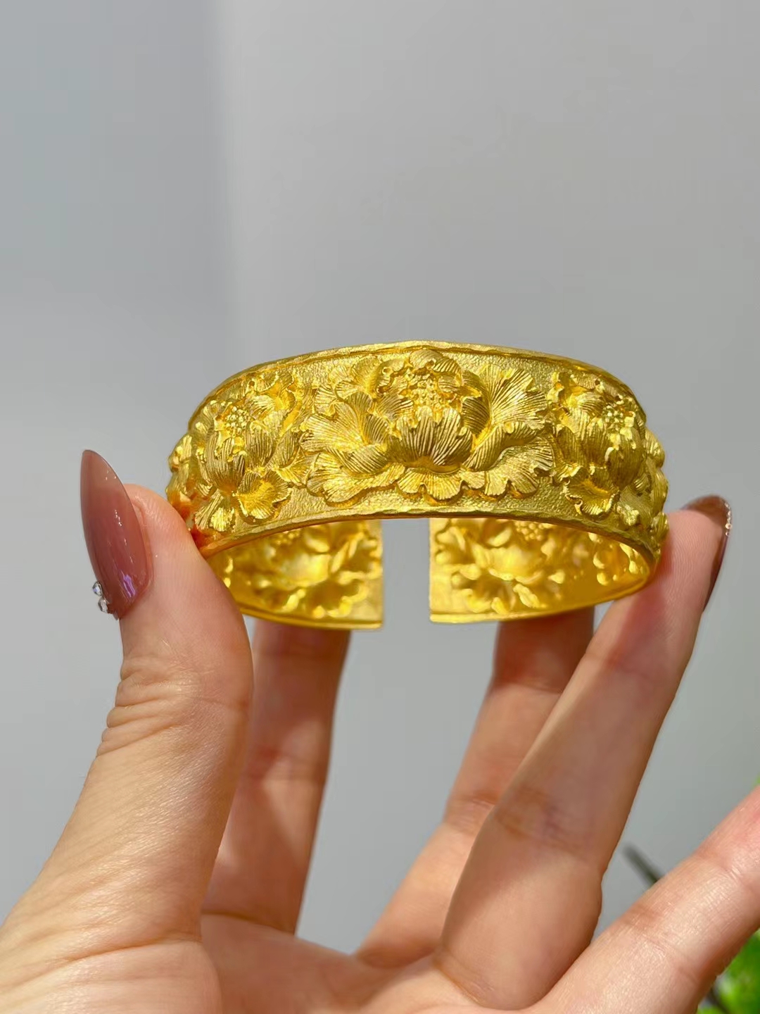泰和恒美黄金宽牡丹花手镯：传承千年工艺的奢华之美，999足金手工錾刻雕花的极致魅力