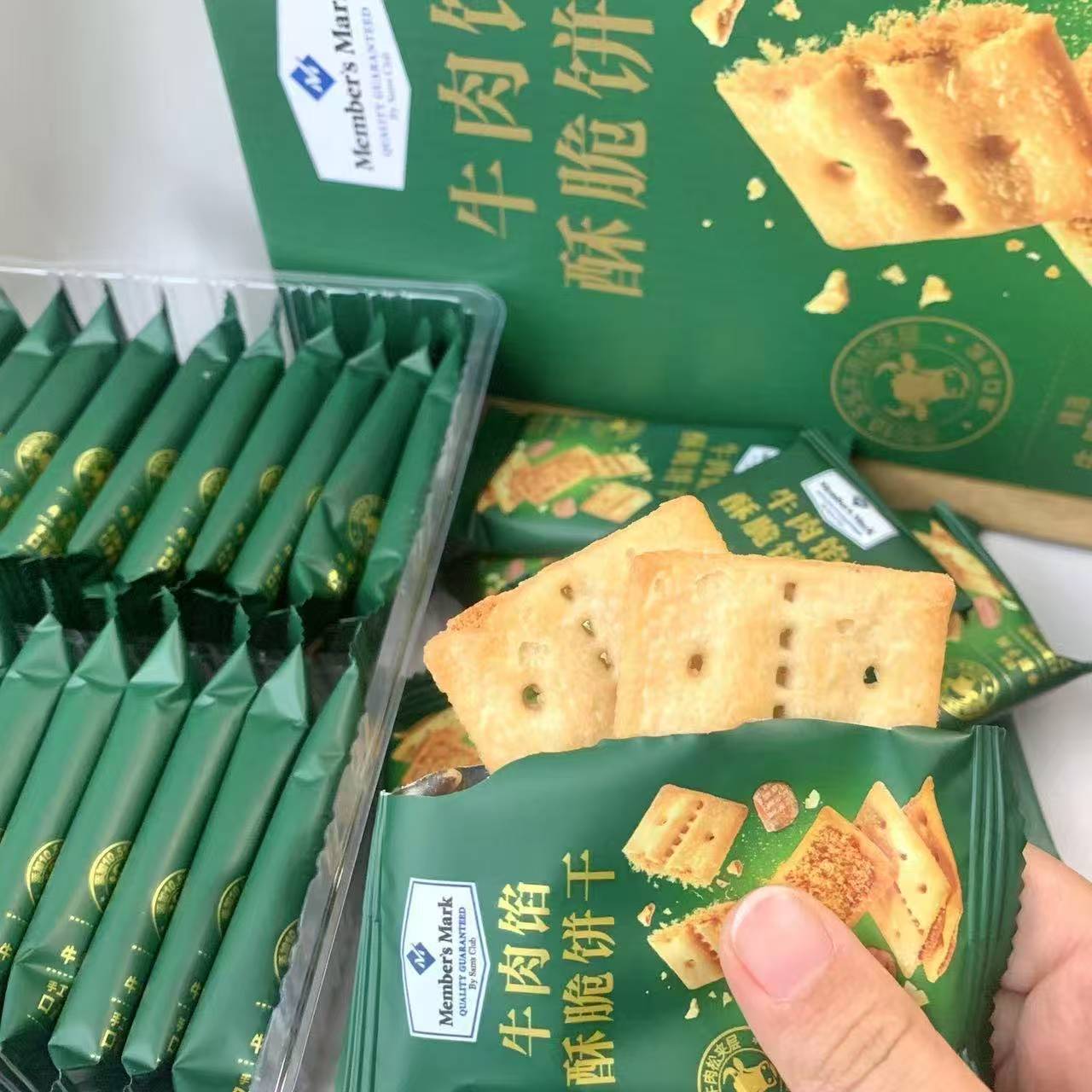 山姆代购MM牛肉馅酥脆夹心饼干，进口黄油牛肉松夹心饼干零食，一口咬下，满口留香！