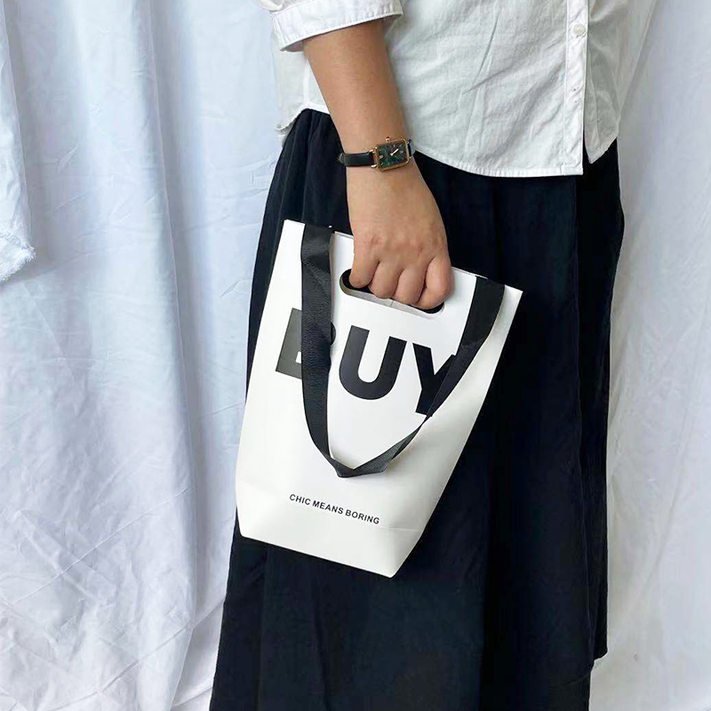 手提袋定制：让您的服装店logo闪耀的燕窝白卡纸袋，开启创意营销新篇章！