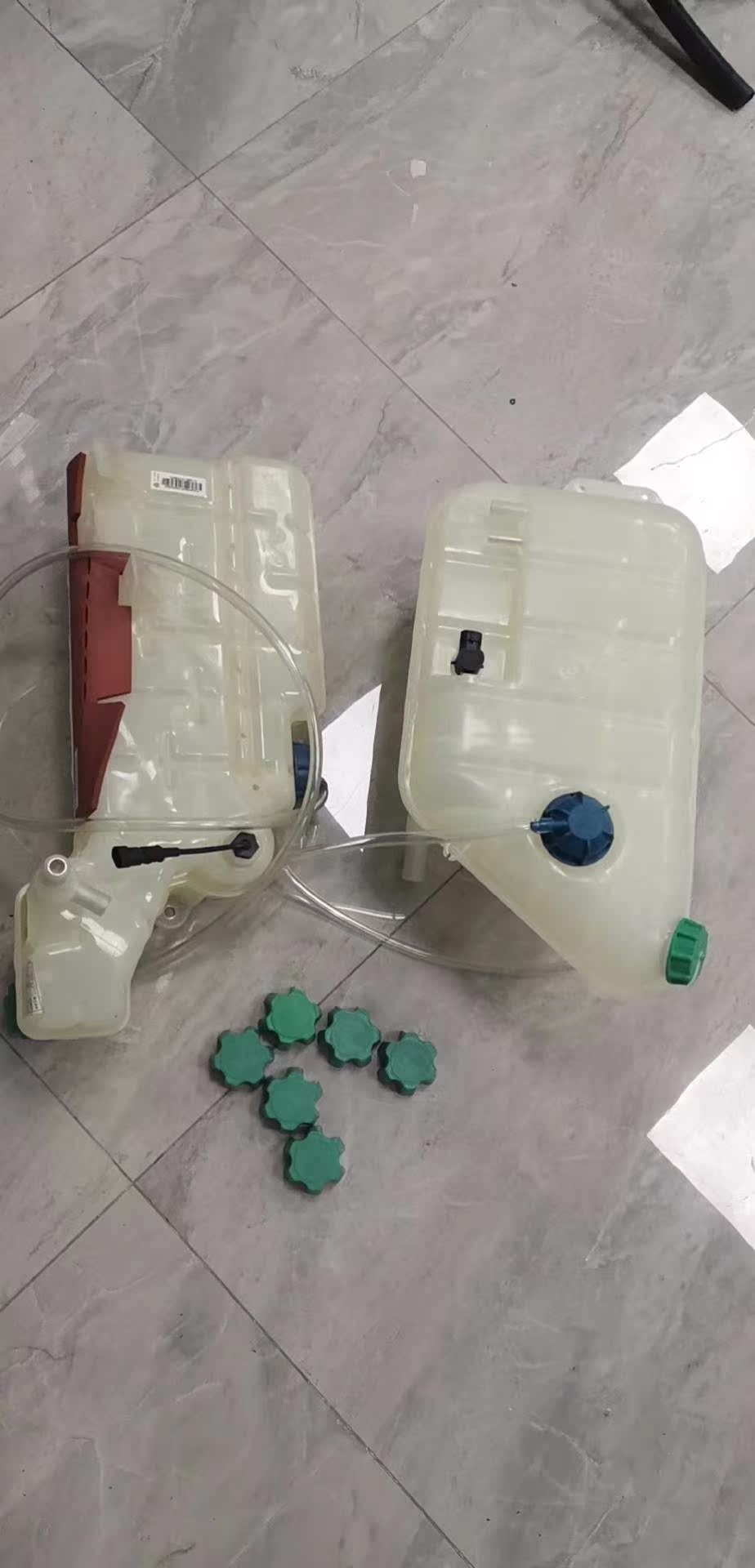 重汽原厂豪沃T7H汕德卡TX-T5G豪瀚N7G膨胀水箱盖：绿色与蓝色的区别全解析！