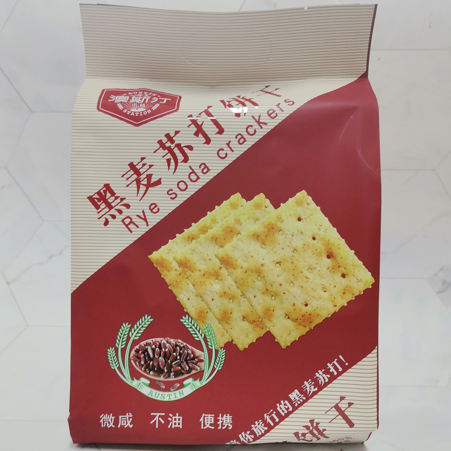 澳斯汀高纤奇亚籽黑麦苏打饼干：好吃不胖的秘密武器！