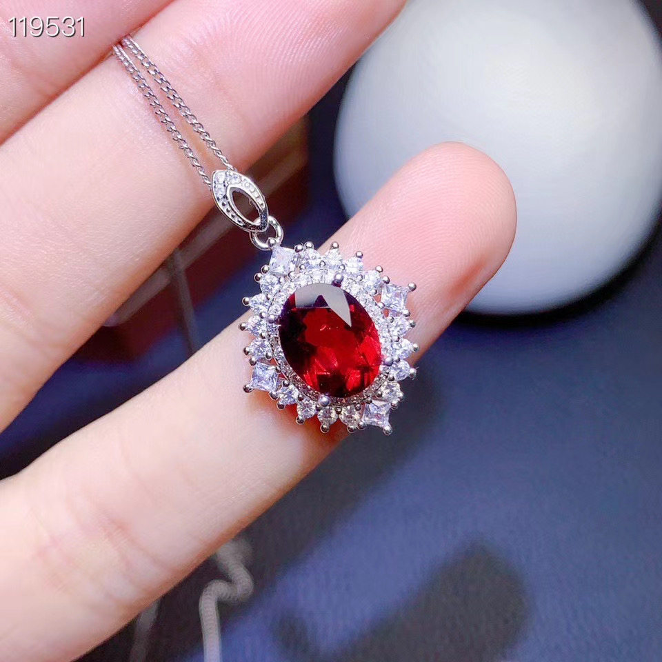 如何挑选时尚大方的17克拉天然芬达石榴石项链？