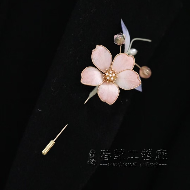 非遗手工绒花胸针，三八妇女节国风伴手礼，女神节礼盒里的桑蚕丝刺绣别针，传统之美如何打动人心？